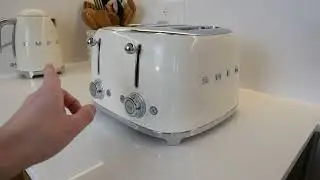 Обзор тостера Smeg 50s Retro Line Cream 4x4 с отделениями. Идеальные тосты и такой милый!