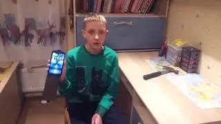 Junge haut mit Hammer auf sein Handy und zerst&ouml;rt es! ALARM