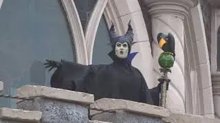 [2020] Maleficent neemt Castle Courtyard over - Halloween - Disneyland Paris