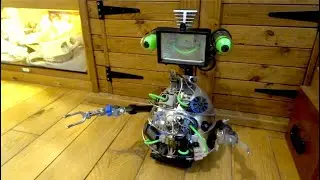 Making a Friendly 80s Style Robot from Junk Parts - with Leon Hills - LEON CREATOR