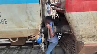 rail engine connection  is very risk for pm  #train #indianrailways #railway #railfans #engine #life