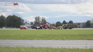 Flugunfall: Kleinflugzeug nach Landung am Linz Airport in H&ouml;rsching &uuml;berschlagen