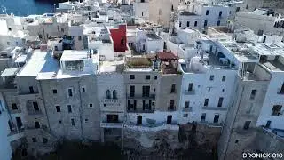 TRA SASSI, TRULLI E L' AZZURRO DEL MARE