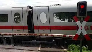 Passaggio a livello del treno ICE 2 a Recklinghausen in Germania