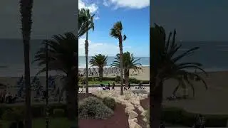 У нас шторм а люди на пляже загорают ты Тенерифе канарские острова ￼