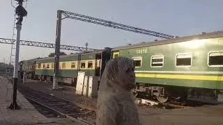 Люди путешествуют в ужасных условиях. Пакистанские железные дороги
