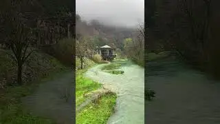 il Chiosco sul Fiume che scorre