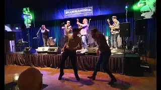 Smokestack Charlie speelt Sittin' on top of the world
