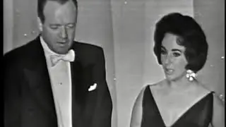 Elizabeth Taylor, Van Heflin y Dirk Bogarde entregan los Oscar al Mejor Guion en 1959