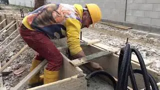 Impresa di costruzioni a Pisa - il getto di calcestruzzo per le fondamenta dei muri al Borghetto