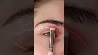Neon Heart Eyeliner 💖 ib: @alicekingmakeup #makeup #makeuptutorial #graphicliner #eyeliner