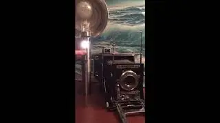 Graflex 3 Cell Flashgun with 7 Inch Reflector and Flashbulb (less glare)