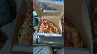 Hunts pizza is the best pizza!🔥 #fastfood #food #review #trending # #viral #foodie #shorts #pizza