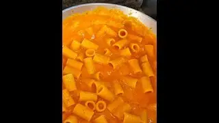 PASTA CREMA DI PEPERONI E PANCETTA maccheroni crema di peperoni