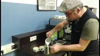 The Coffee School - Melkschuim overschenken