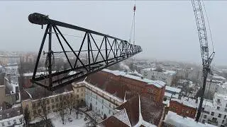 Einen 60 Meter Kranausleger geteilt montieren
