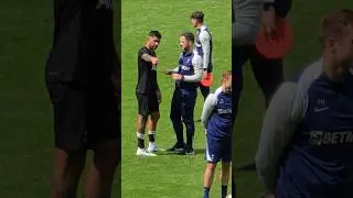 COACH MATT WELLS TALKING TO CRISTIAN ROMERO AT HALF-TIME: Reading v Tottenham