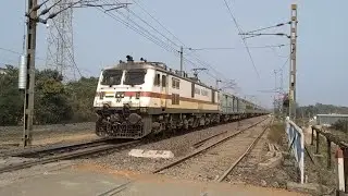 Legendary Howrah - Yesvantpur DURONTO Special Speeds Past LC Gate With Acceleration.
