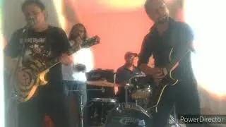 Arkaria en vivo caminando por la ciudad