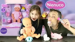 On s'occupe (tant bien que mal) du BÉBÉ NENUCO SARA... qui fait pipi sur la table ! Ça fini en CATA