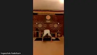 Yoga am Abend mit Zentrierung der Geisteskräfte