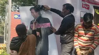 Pakistan PM Imran Khan Poster beaten with Shoes over Pulwama Attack at Jantar Mantar in Delhi