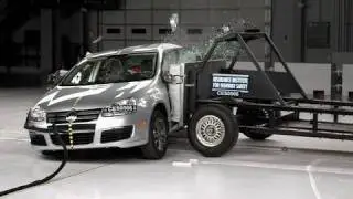 2005 Volkswagen Jetta sedan side IIHS crash test