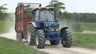 CARTING SILAGE