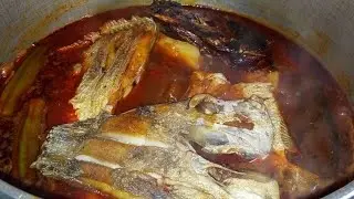 Thiou diw tirr bou dieune Sauce tomate a l'huile de palme (rouge) au poisson frit avec riz blanc