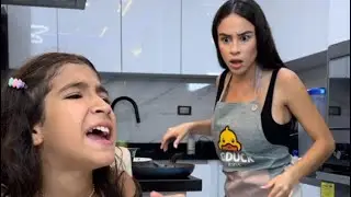 Niñ4 bota la comida porque quiere comer en un restaurante y su papá la apoya😱