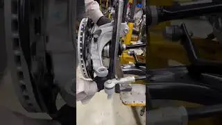 How is the front #suspension  of a #car assembled on the production line? #factory ，#productionline