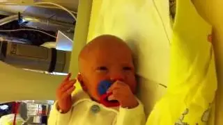 Unglaublich - Baby zeigt Stinkefinger
