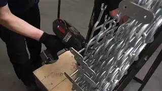 Zaunelemente verpacken und mit Draht maschinell verknoten