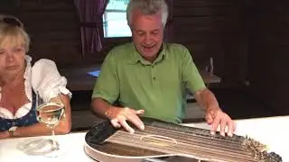 Peter Laiminger Zither er spielt zu seinem 65 Geburtstag f&uuml;r die Damen.
