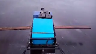 мужик плывет