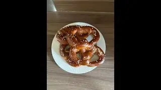 Laugenbrezel Bierbrezel selber backen Laugengeb&auml;ck aus Alf&acute;s  Komb&uuml;se mp4