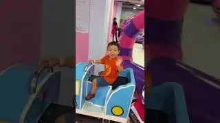 Arash naik kereta di playground duta mall sby #arashalaqrom #naikkeretaapi #keretaapi #mainan