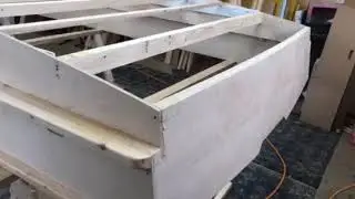 Mini houseboat