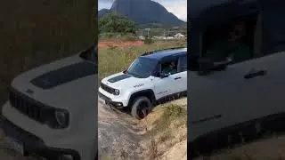 Jeep Renegade Willys 4x4 1.3 t270 2025 passando na eros&atilde;o