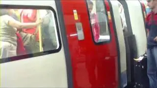 [London Underground] Alstom 1996 Tube Stock (Car 96902 Run 371) Arriving and Departing Baker Street