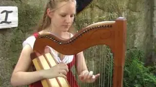 Ela spielt Harfe