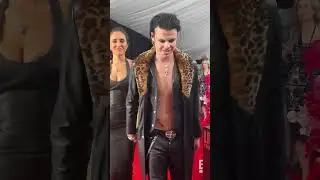 Мы, кажется, не в себе после того, как увидели YUNGBLUD и Джесси Джо Старк в #Glambot. 😍 #Grammys...