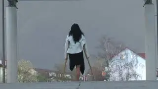 Amputee Natalie crutching with underarm crutches