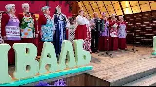При народе в хороводе