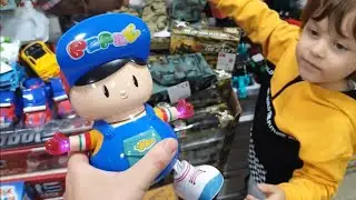 Fatih Selime oyuncak almaya geldik,ışıklı oyuncaklardan se&ccedil;iyoruz.en &ccedil;ok oyuncak burda var.