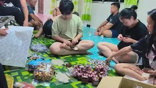 Aktiviti malam 24hb team work buat door gift dan bermain mercun 
