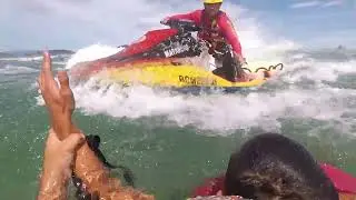 Resgate de banhistas no costão na Praia da Joaquina em Florianópolis