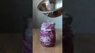 ферментирую красный лук, впервые используя крышку с гидрозатвором😍оказалось, что так очень удобно)