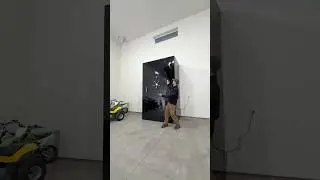 Это САМЫЙ БОЛЬШОЙ в мире оружейный сейф, который уже доставили! Его высота более 10 футов.