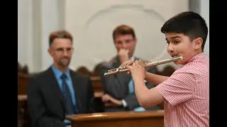 Der elfj&auml;hrige Arad Karimi spielt ein St&uuml;ck von Michael Cede auf seiner Querfl&ouml;te.